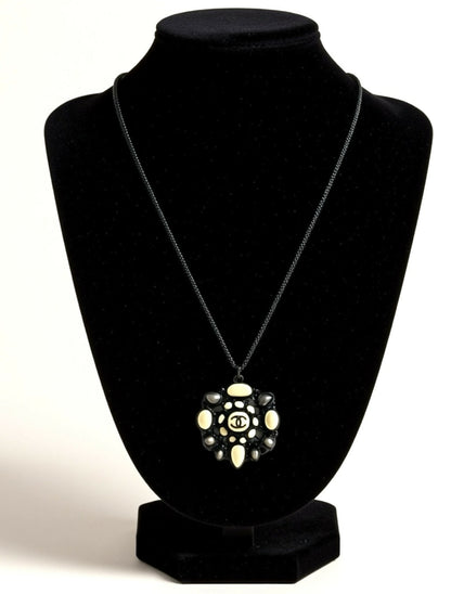 Rare Chanel 12A Paris Bombay White Metallic Grey Ruthenium Pendant Necklace