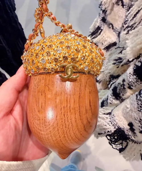 日*9様 CHANEL シャネル　ルイヴィトン　ヴェルサーチ アルマーニ　サンダ Chanel Fall/Winter 2026 peanut-shaped minaudiere clutch bag
