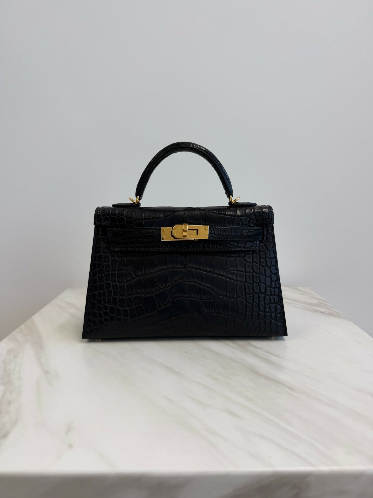 Hermès Kelly 20 Black Matte Alligator GHW G 2026