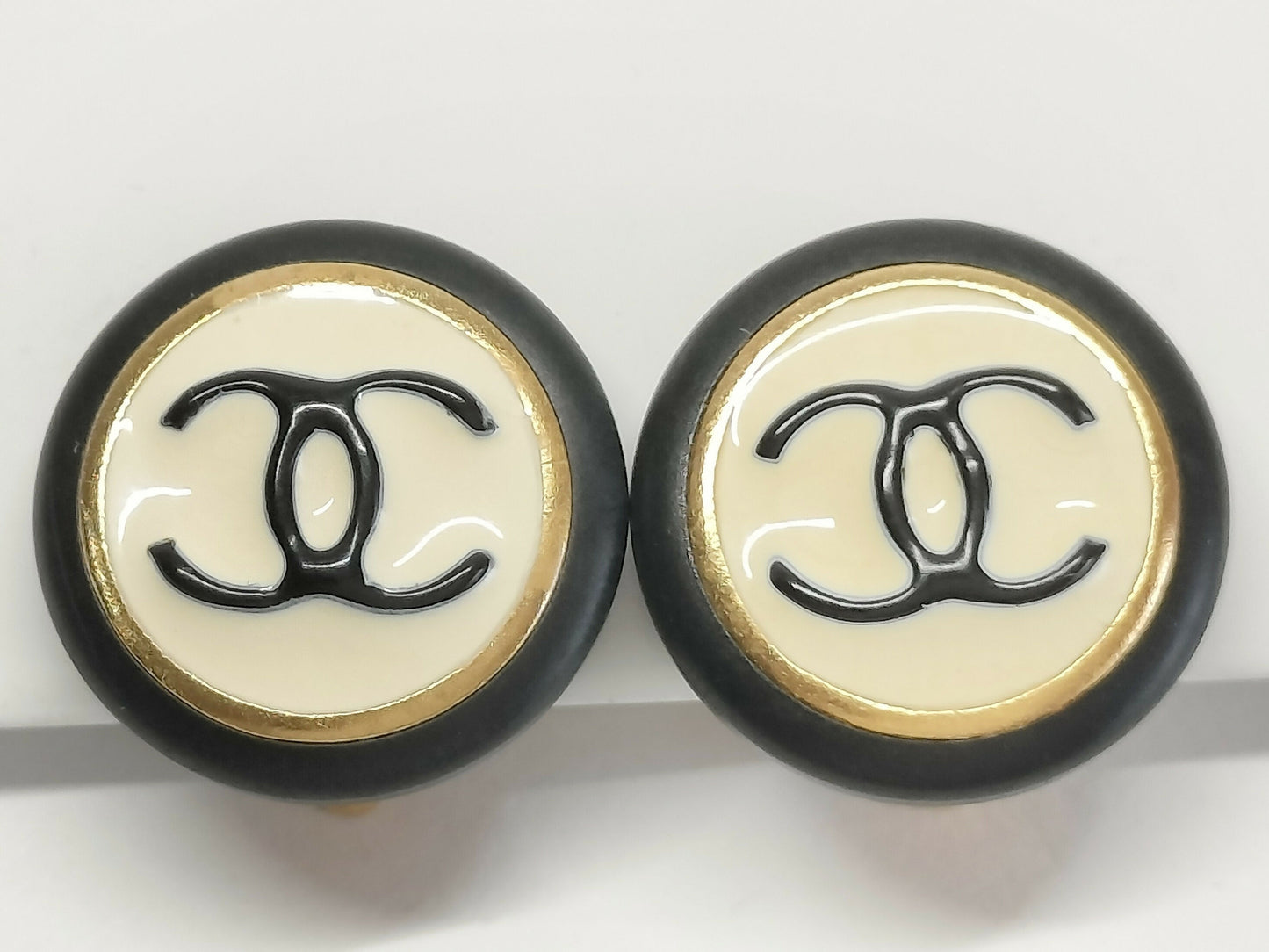 Chanel Vintage 97P Enamel Black & White Round Bean Clip-on Earrings