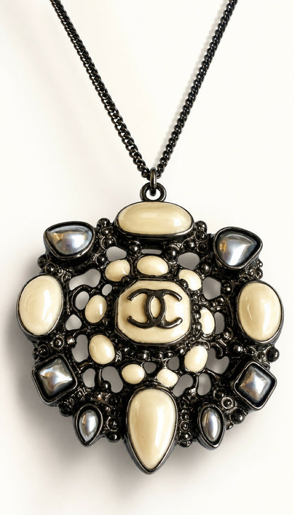 Rare Chanel 12A Paris Bombay White Metallic Grey Ruthenium Pendant Necklace