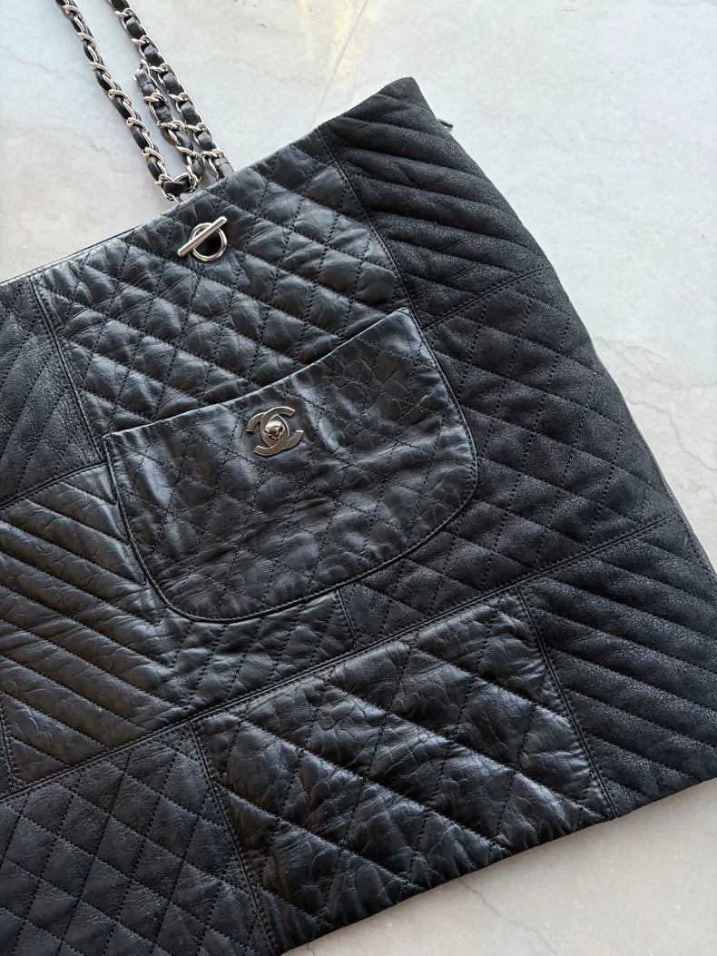 Chanel 10A lambskin black leather mini skirt with detachable chain