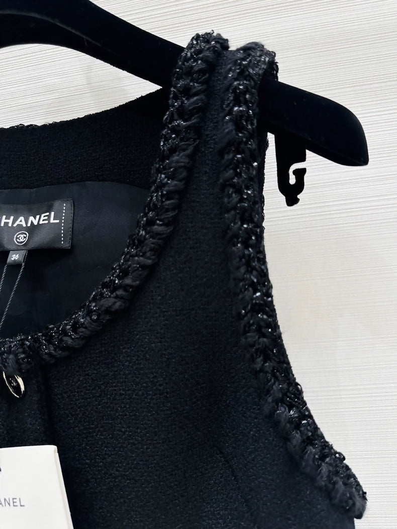 Chanel 25B black button-up dress i