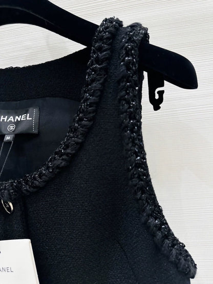 Chanel 25B black button-up dress i