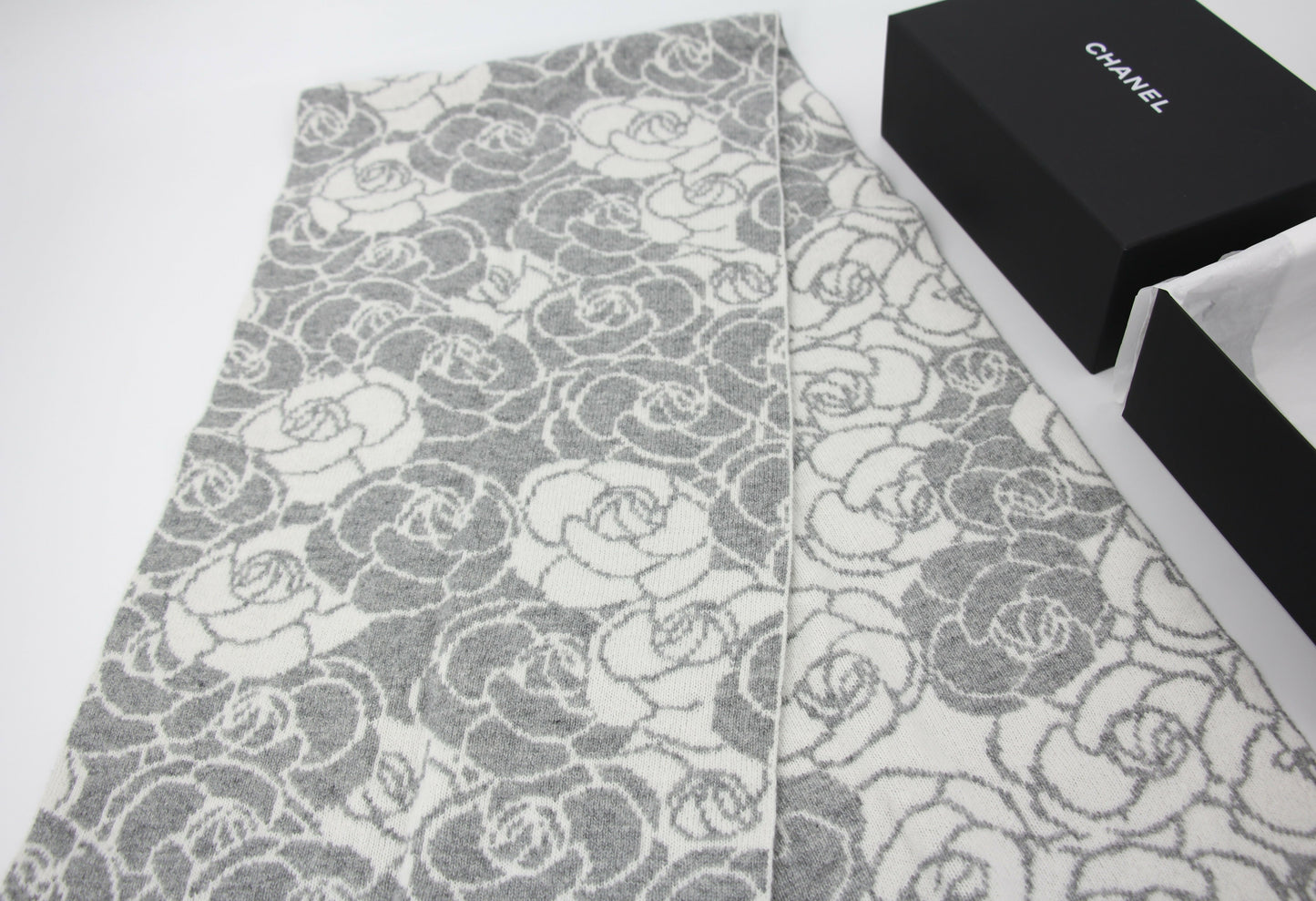 Chanel 23K Cotton Knitted Grey-white Camellia Scarf