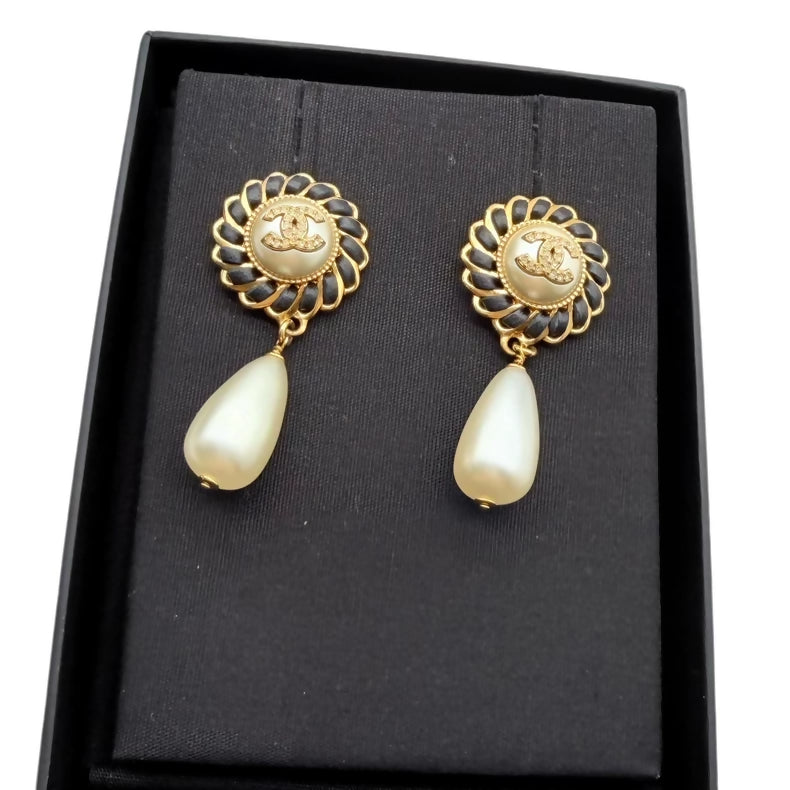 CHANEL leather-strapped pearl teardrop earrings