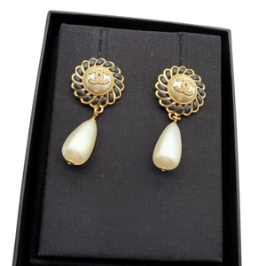 CHANEL leather-strapped pearl teardrop earrings