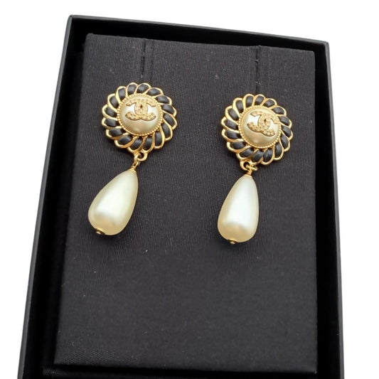 CHANEL leather-strapped pearl teardrop earrings