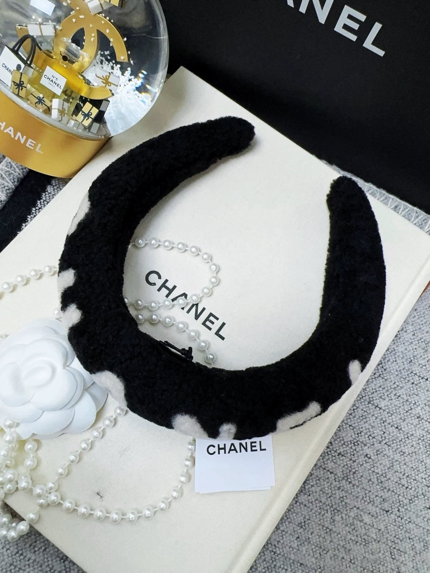 Chanel 25B black and white fur letter headband