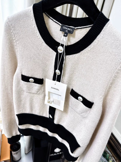 Chanel 25K beige and black color-blocked knit top