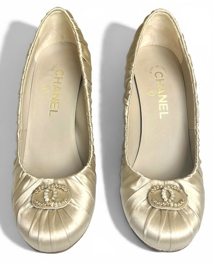Chanel 17A Pearl Champaign Beige Rutched Satin Silk CC Pump Heels EU 37
