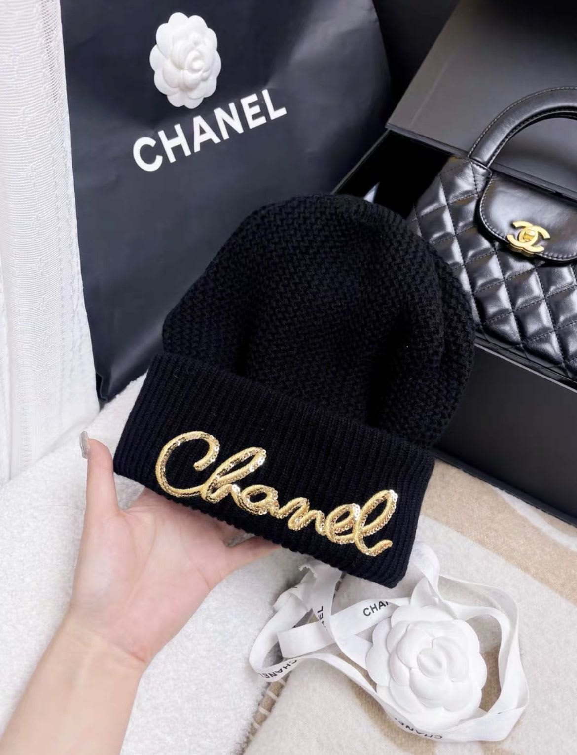 CHANEL Chanel 22A Cashmere Black Gold Sequin CC Logo Beanie Winter Hat Cap Cloche - One size Accessories - Used fashion item from Wararni