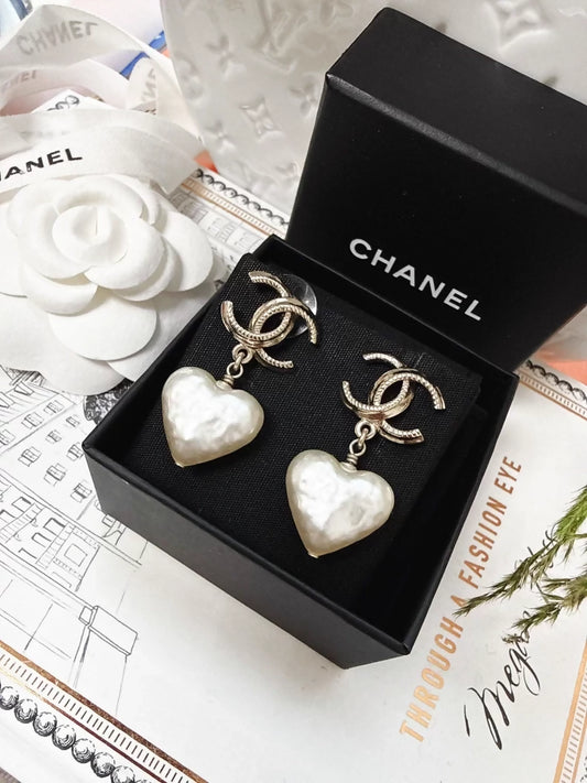 Chanel 22C heart earrings with double C