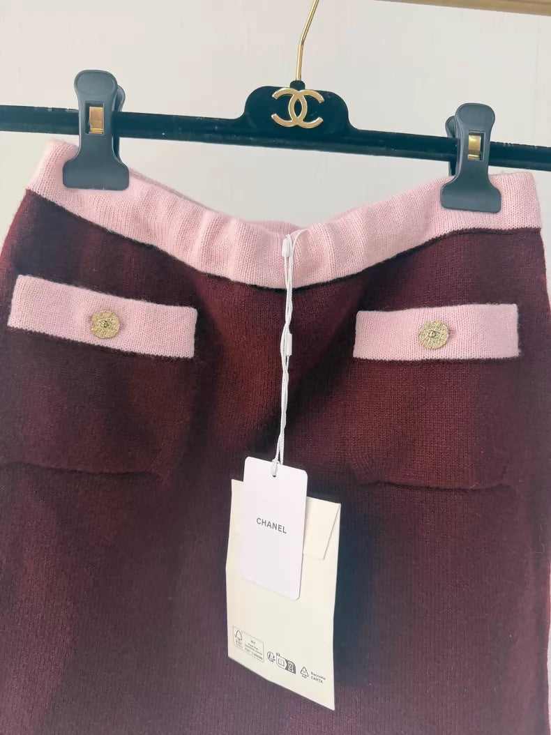 Chanel 25A burgundy two-pocket skirt