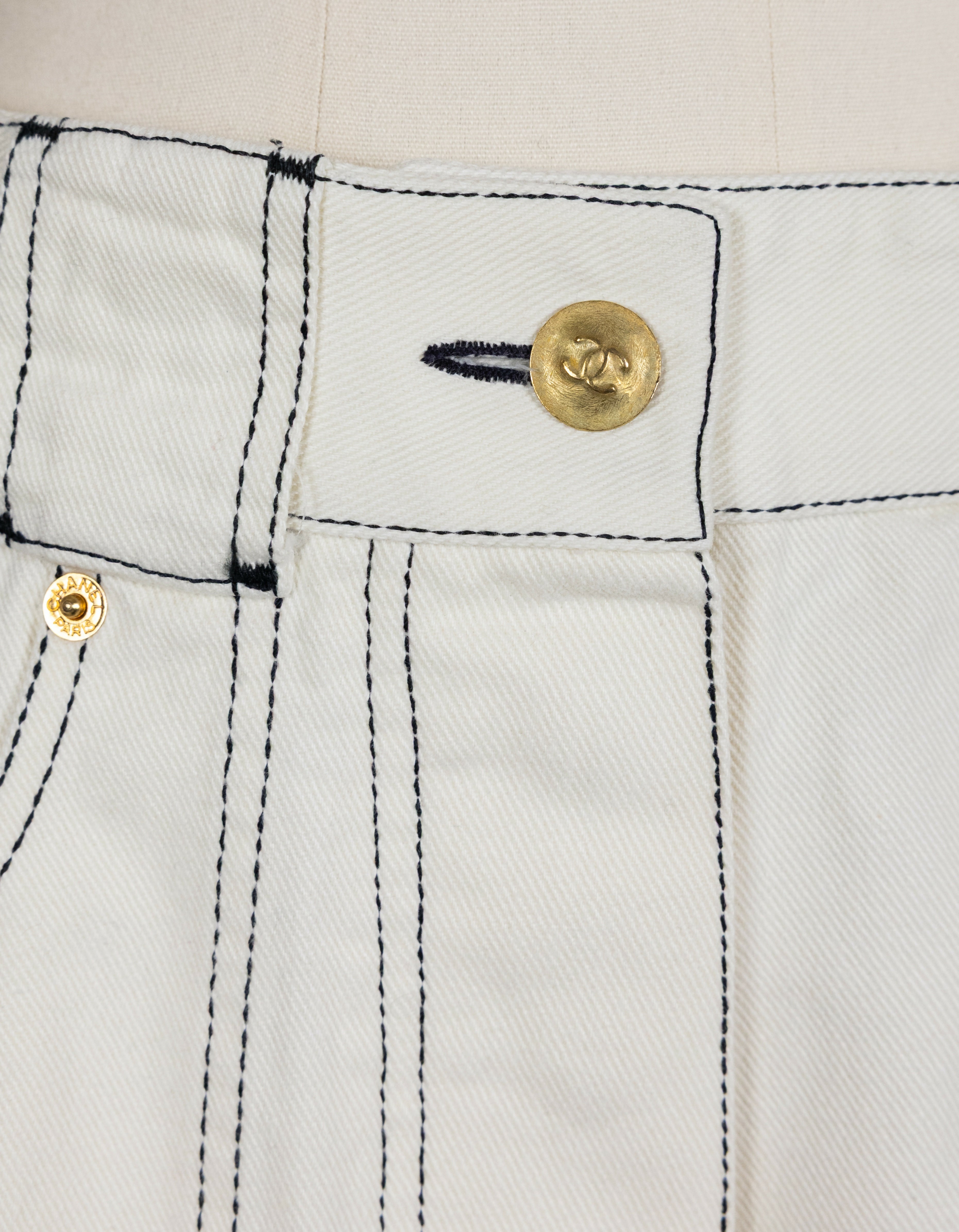 Chanel Vintage White High-Waisted Shorts – Wararni.com