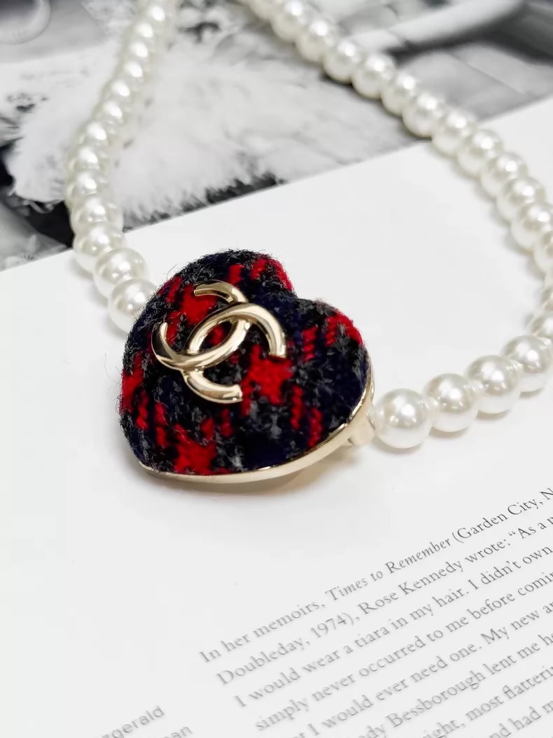 Chanel 22K Black and red tweed heart brooch with gold CC logo
