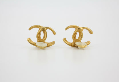 Chanel Vintage 00T Gold-Plated Matte Gold Classic CC Clip-on Earrings