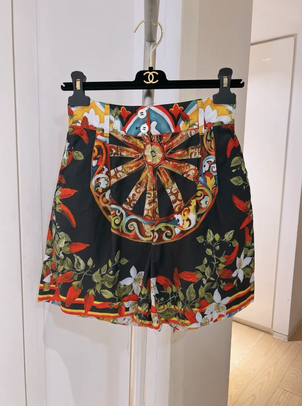 DOLCE & GABBANA Dolce Gabbana High Waist Print Shorts - Medium Shorts - Vintage fashion from Wararni