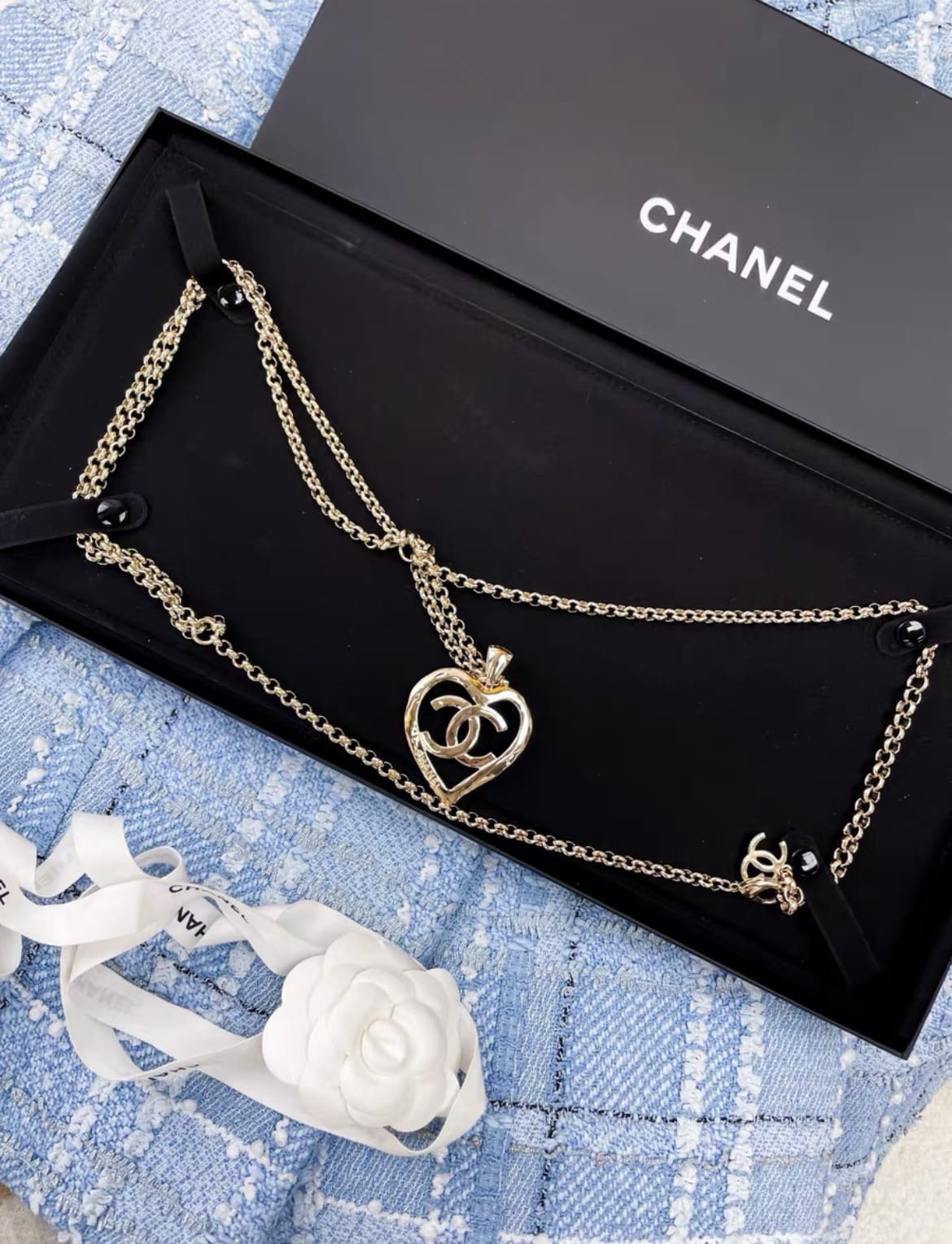 CHANEL Chanel gold chain heart belt - One size Accessories - Vintage fashion from Wararni