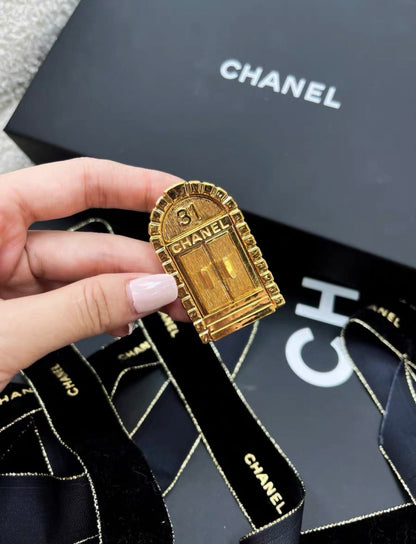 CHANEL Chanel 31 rue Cambon gold house number brooch - One size Fashion Jewellery - Vintage fashion from Wararni