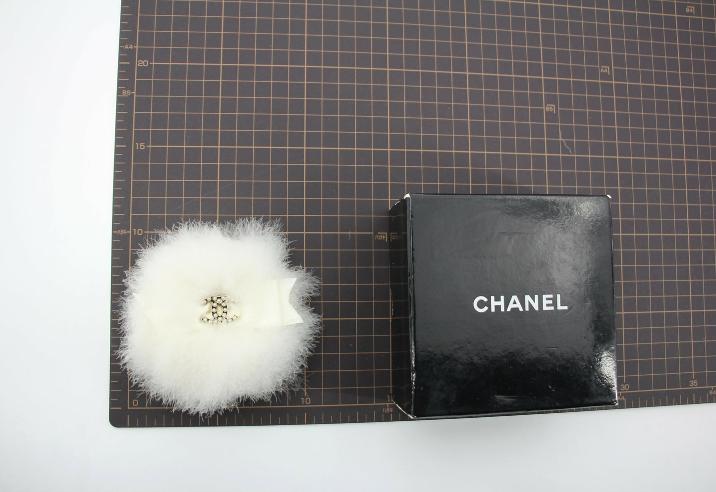 Chanel Vintage 04A Rabbit Fur White Round Bow Brooch