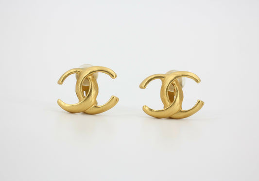 Chanel Vintage 00T Gold-Plated Matte Gold Classic CC Clip-on Earrings