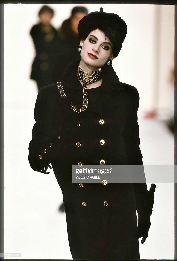 Chanel 1992 Vintage Black Leather Turnlock Choker