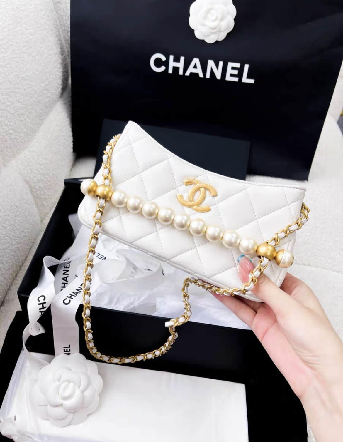 CHANEL Chanel 24A pearl handle white leather chain bag - Mini Shoulder Bag - Vintage fashion from Wararni