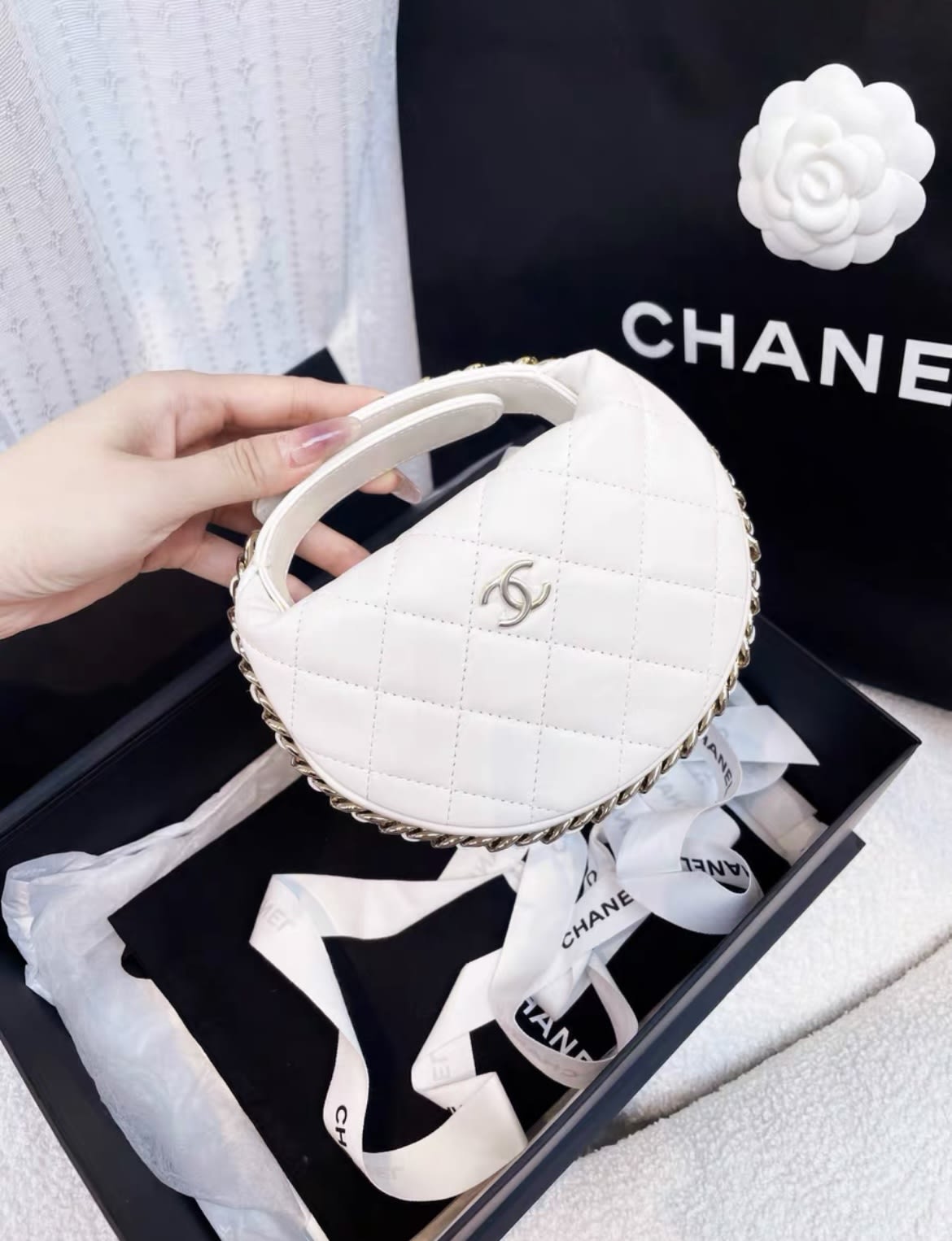 CHANEL CHANEL 23C white hula hoop clutch - Mini Mini Bag - Used fashion item from Wararni