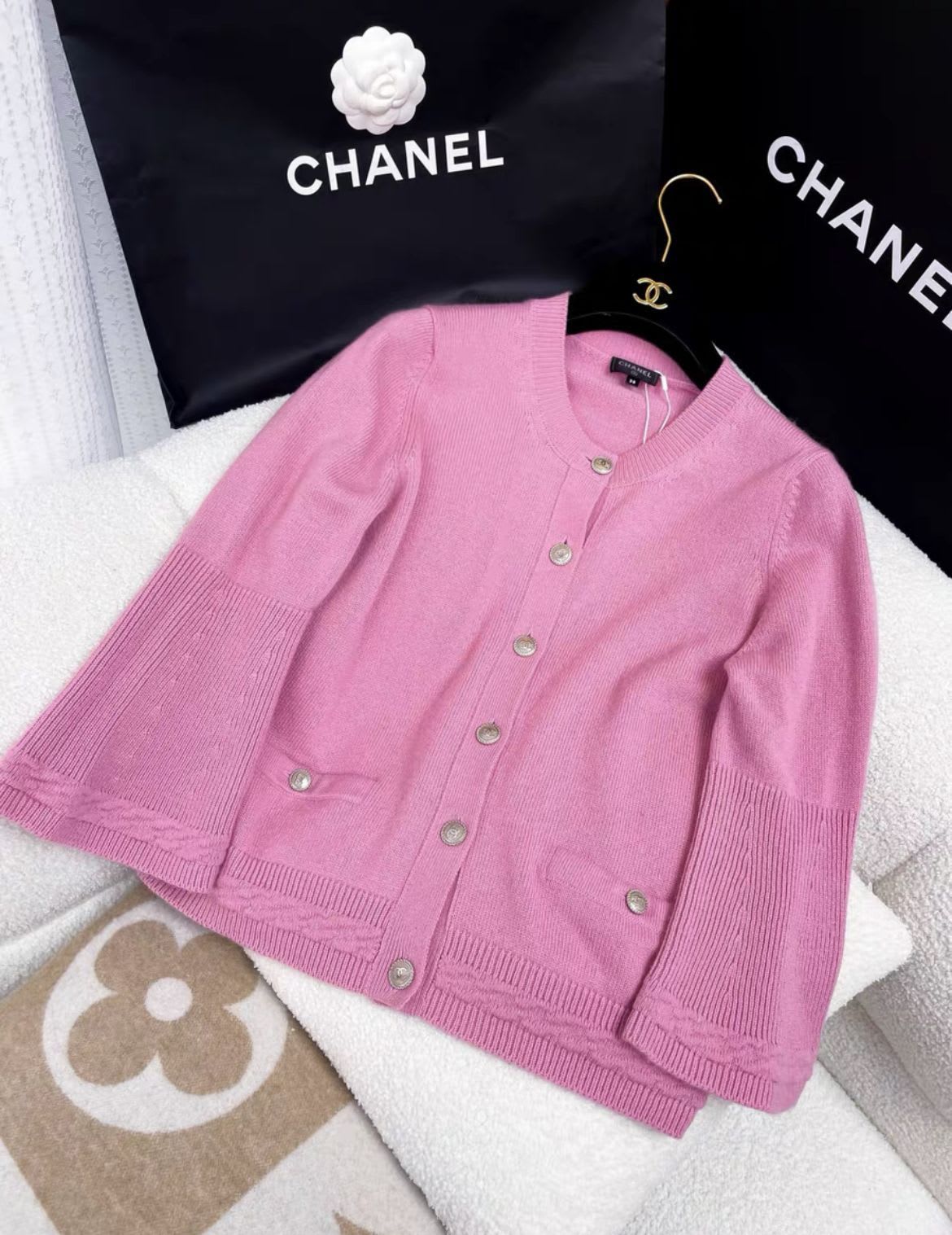 CHANEL Chanel pink cashmere knitted cardigan - Medium Cardigan - Vintage fashion from Wararni