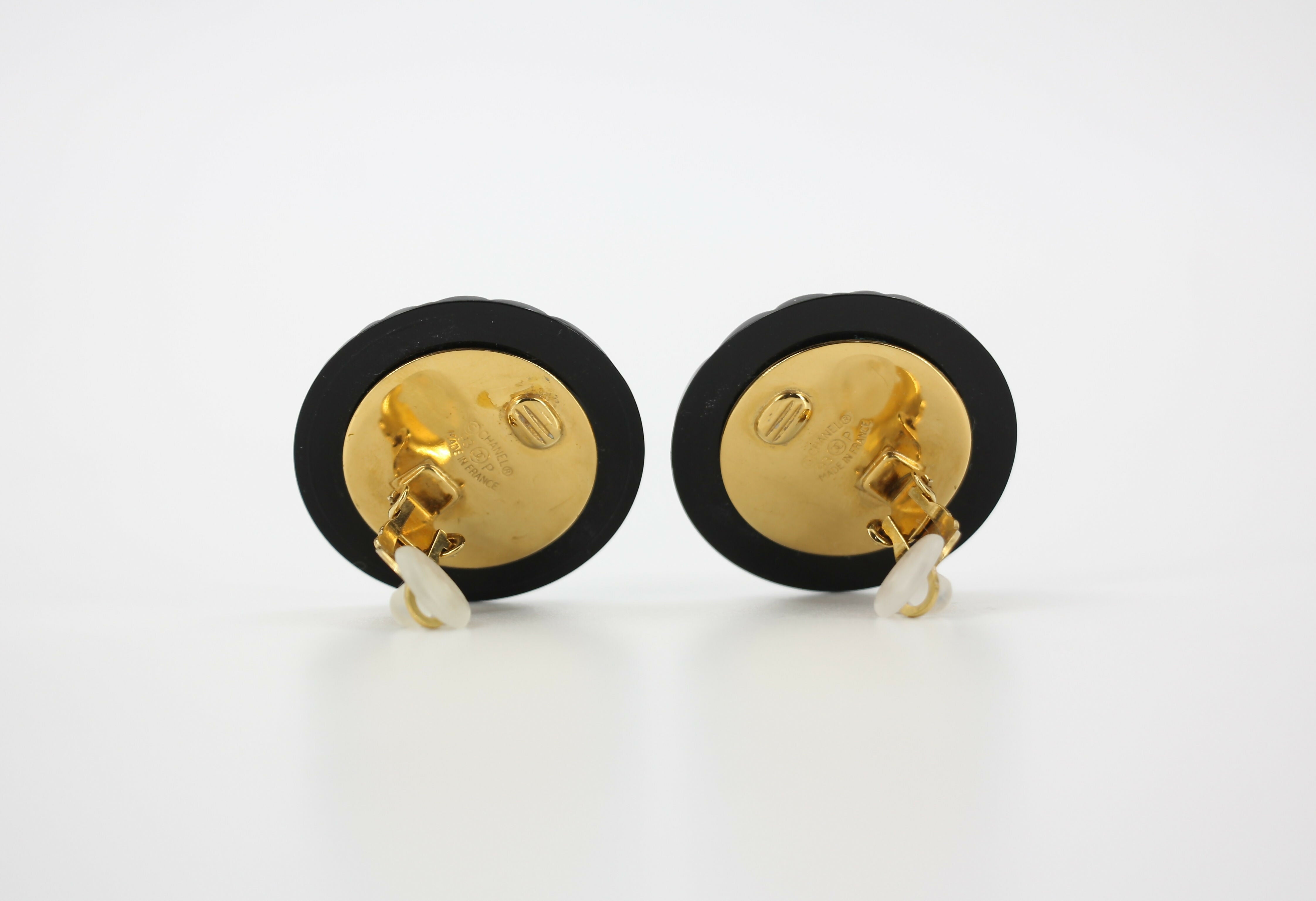 シャネル ランウェイ ゴールドトーン ソーイング レディ ピン Chanel Vintage 93P Resin Gold-Plated Quilted Black Round Clip-on