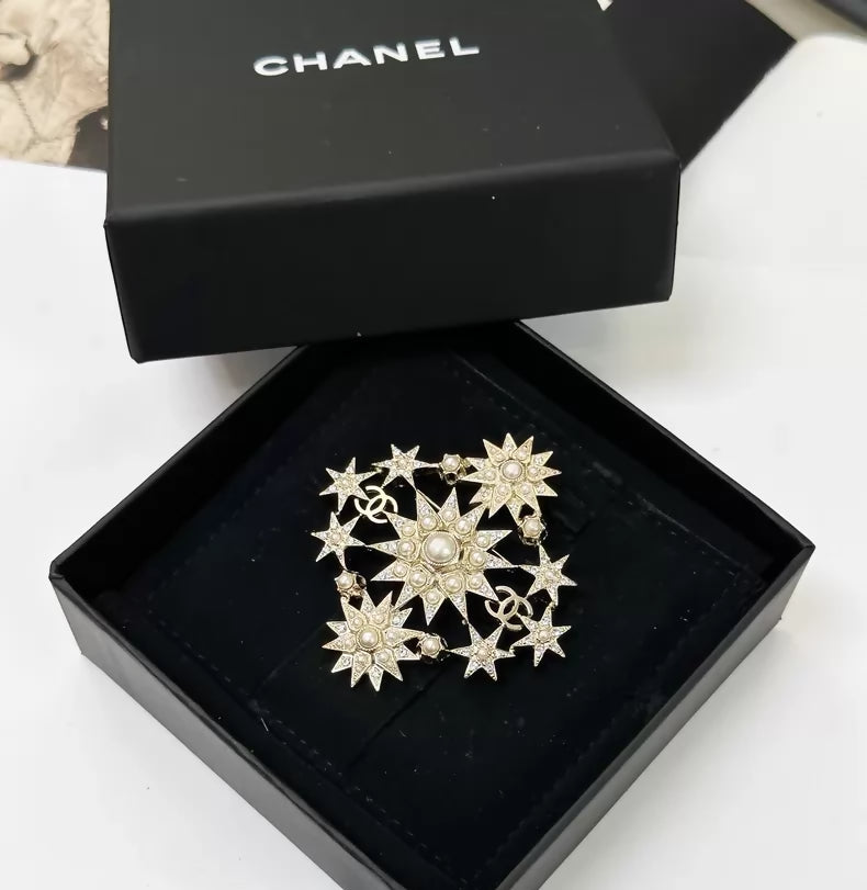 Chanel 17C light gold badge eight-pointed star brooch