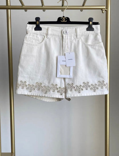 CHANEL Chanel 24s White Flower Denim Shorts 36FR Brand new - Small Shorts - Secondhand luxury from Wararni