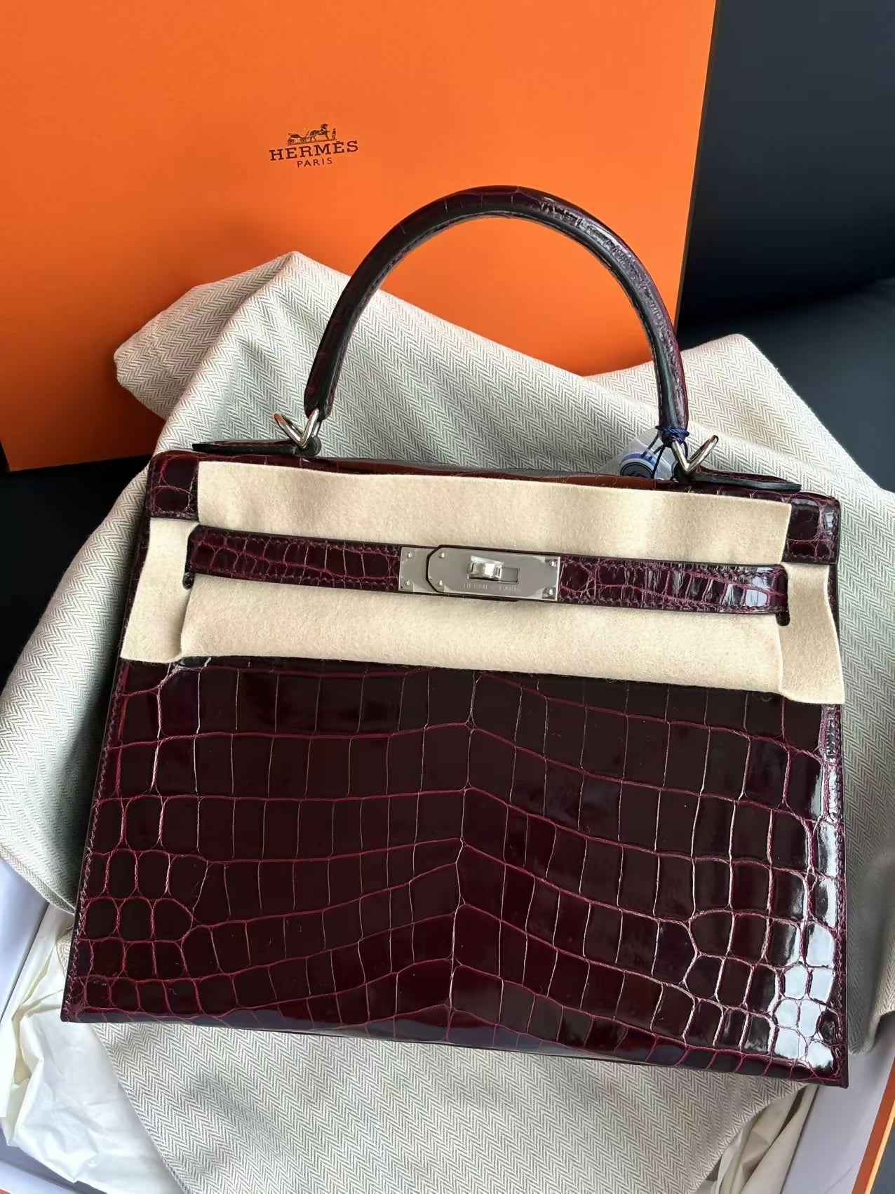 Hermès Kelly 28 Bordeaux Crocodile Shiny with Palladium Hardware Square