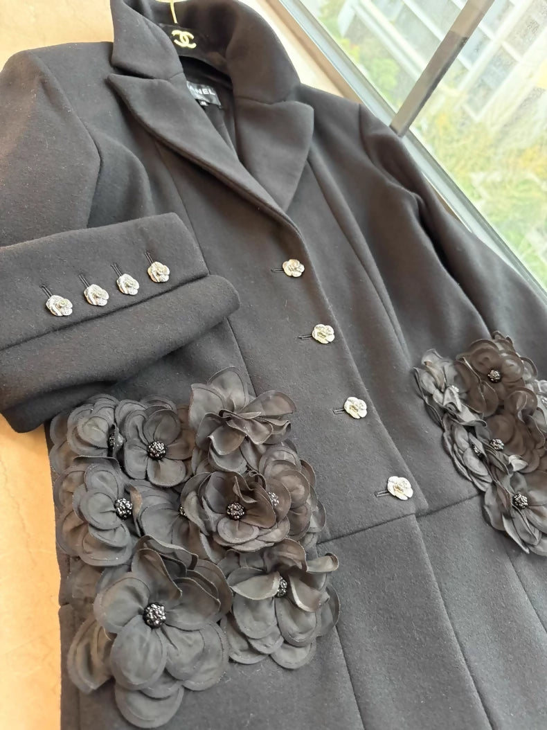 Rare Chanel black cashmere and wool coat with camellia pockets size 38