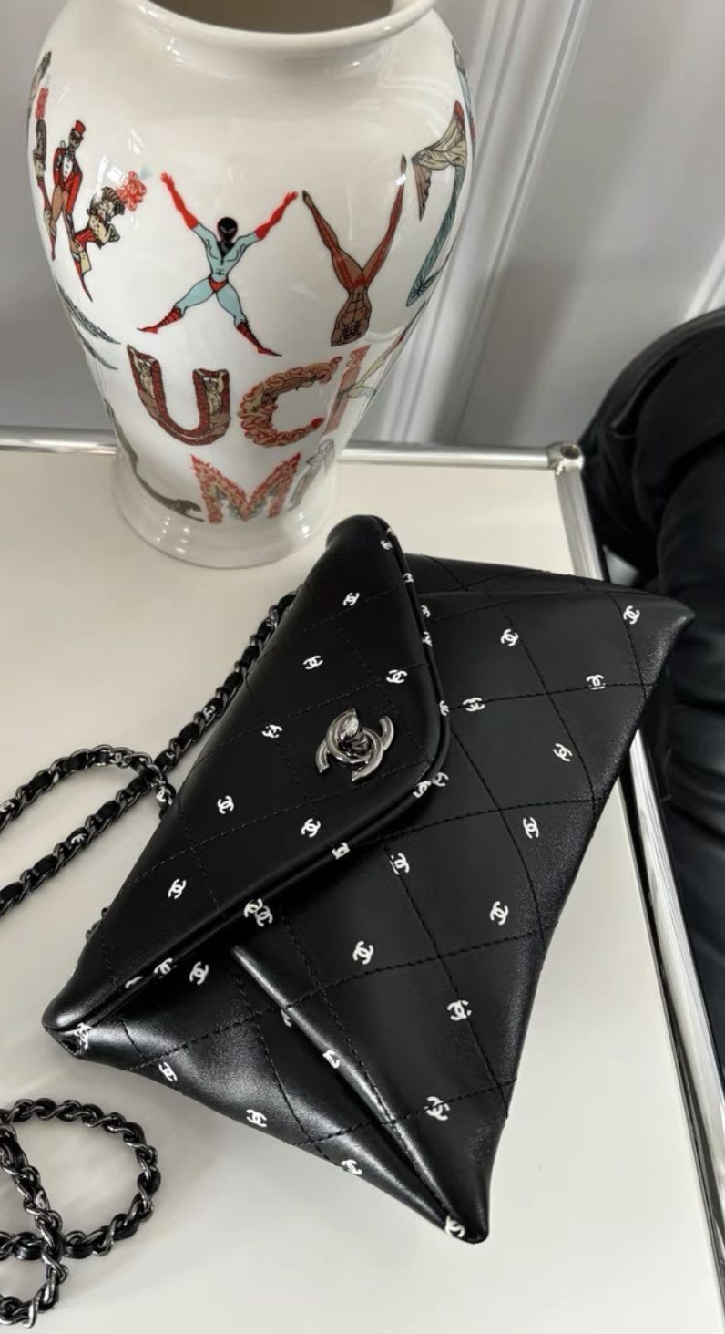 Chanel22 black logo envelope bag