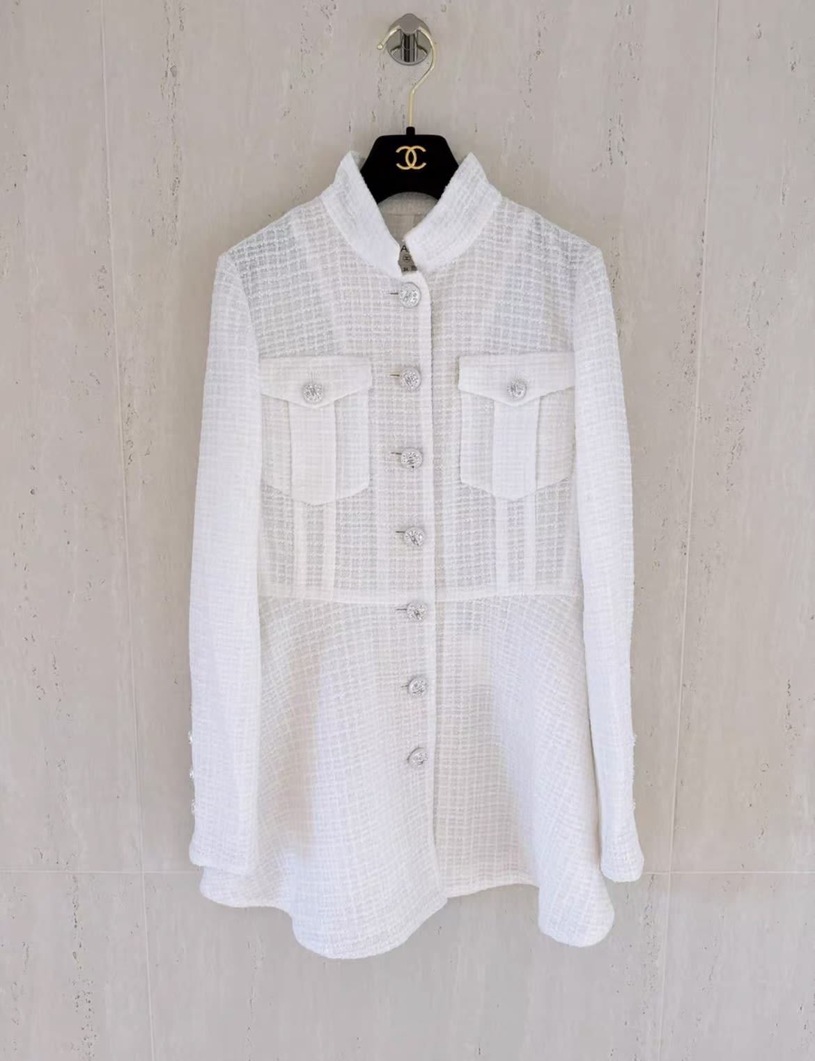 CHANEL CHANEL 23S RUNWAY WHITE EMBELLISHED TWEED JACKET 36 - 36 Jacket - Vintage fashion from Wararni