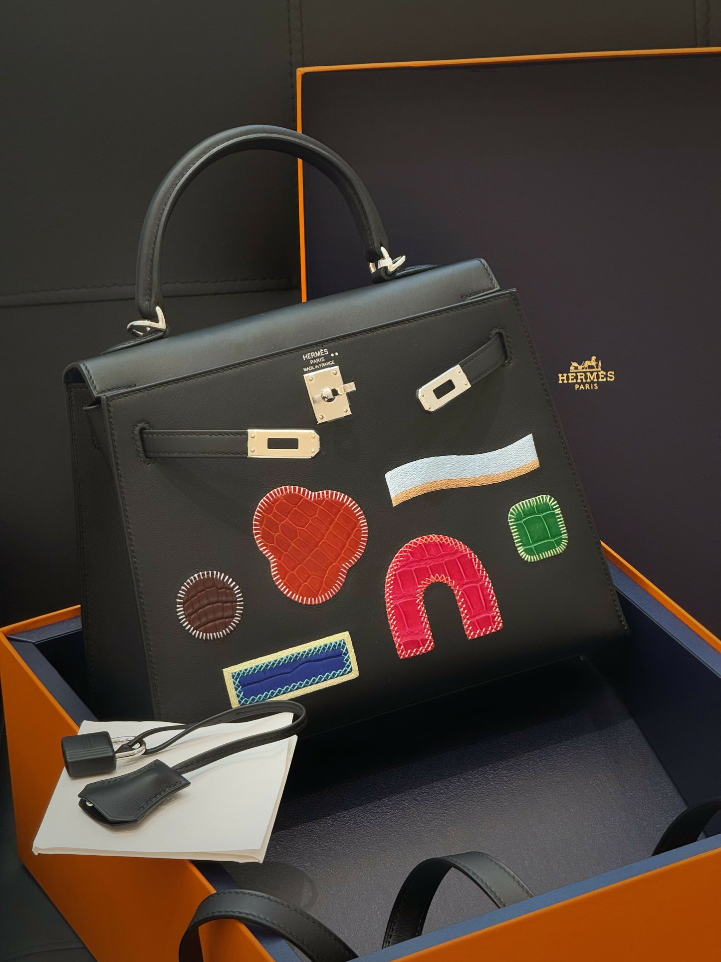 Hermès Kelly 25 Broderie Colla Noir / Matte Alligator & Swift Leather with Embroidered Pink Badge & Palladium Hardware