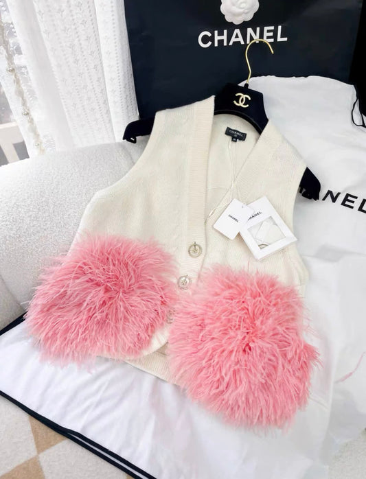 CHANEL Chanel 23AW cashmere pink ostrich feather white vest - 36 Cardigan - Vintage fashion from Wararni