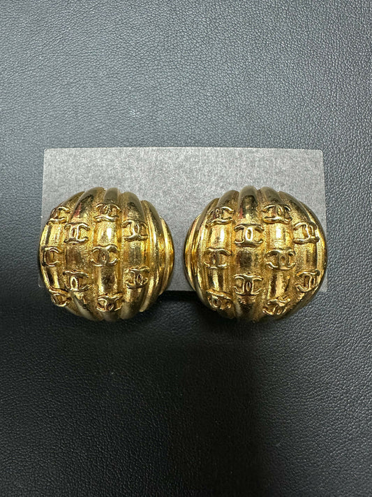 Chanel Vintage 86 Gold Plated Shell CC Clip-on Earrings