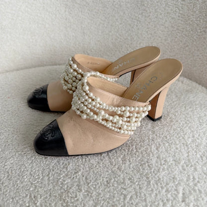 CHANEL pearl-print two-tone high heels