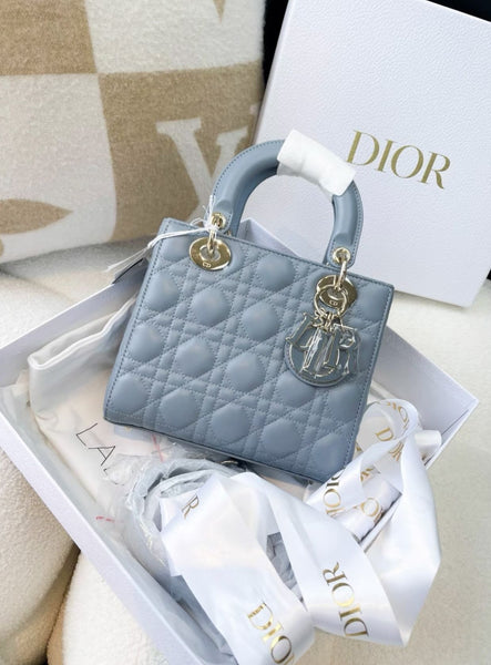 Dior ボディバッグ CDダイヤモンド　ネイビーブルー　美品　レア Christian Dior Metallic Blue Perforated Leather Medium Diorama Bag
