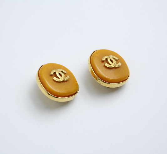 CHANEL Chanel Vintage 98P Imitation Beeswax Caramel Color Cc Logo Ear Clip - Onesize Fashion Jewellery - Vintage fashion from Wararni