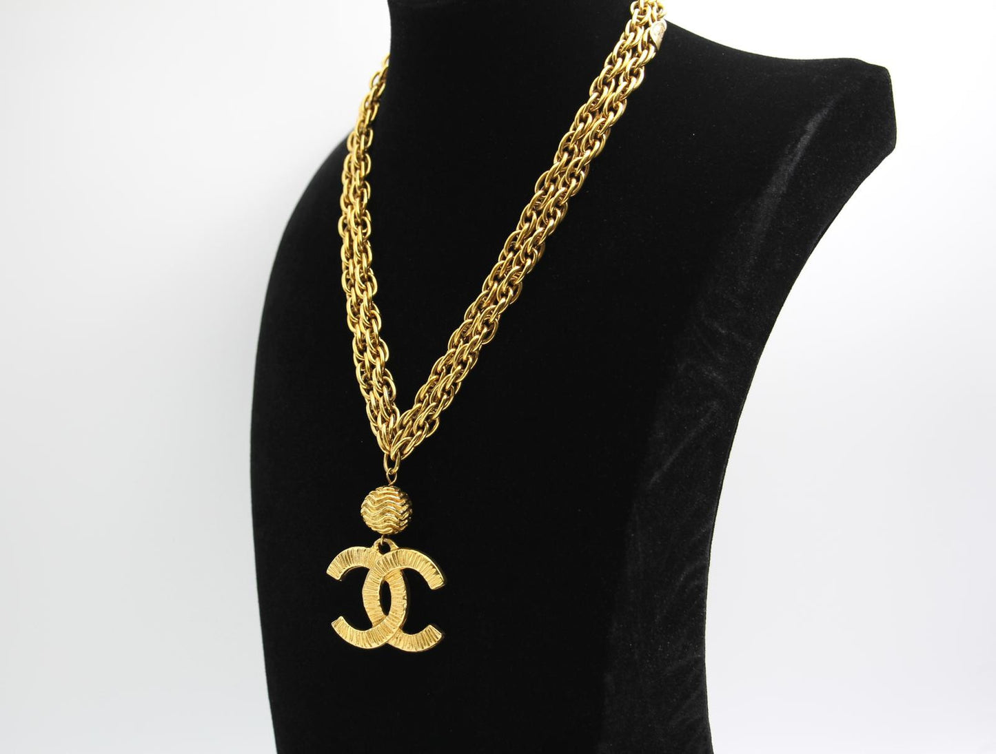 Chanel Vintage 71 80 Year Gold Plated Cc Logo Ball Pendant Necklace