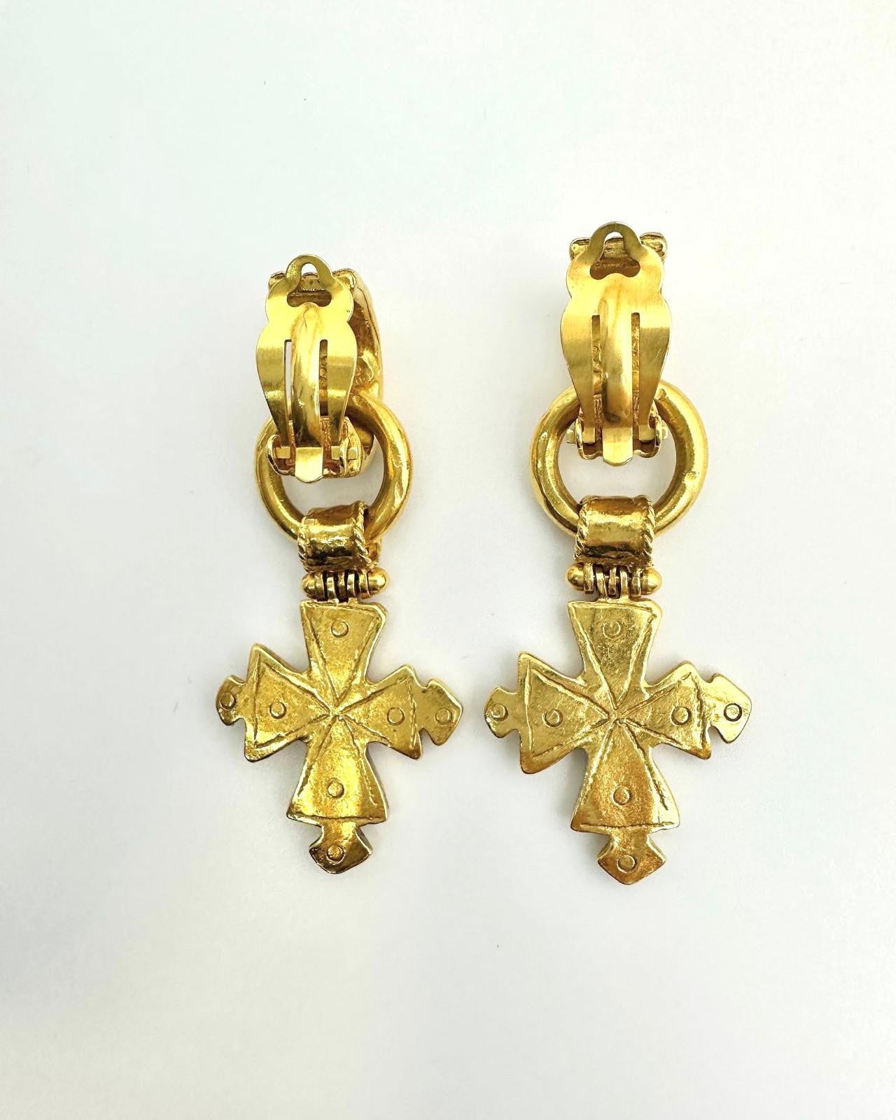 CHANEL 1994 Chanel Cross Vintage Clip On Earrings - Onesize earrings - Vintage fashion from Wararni