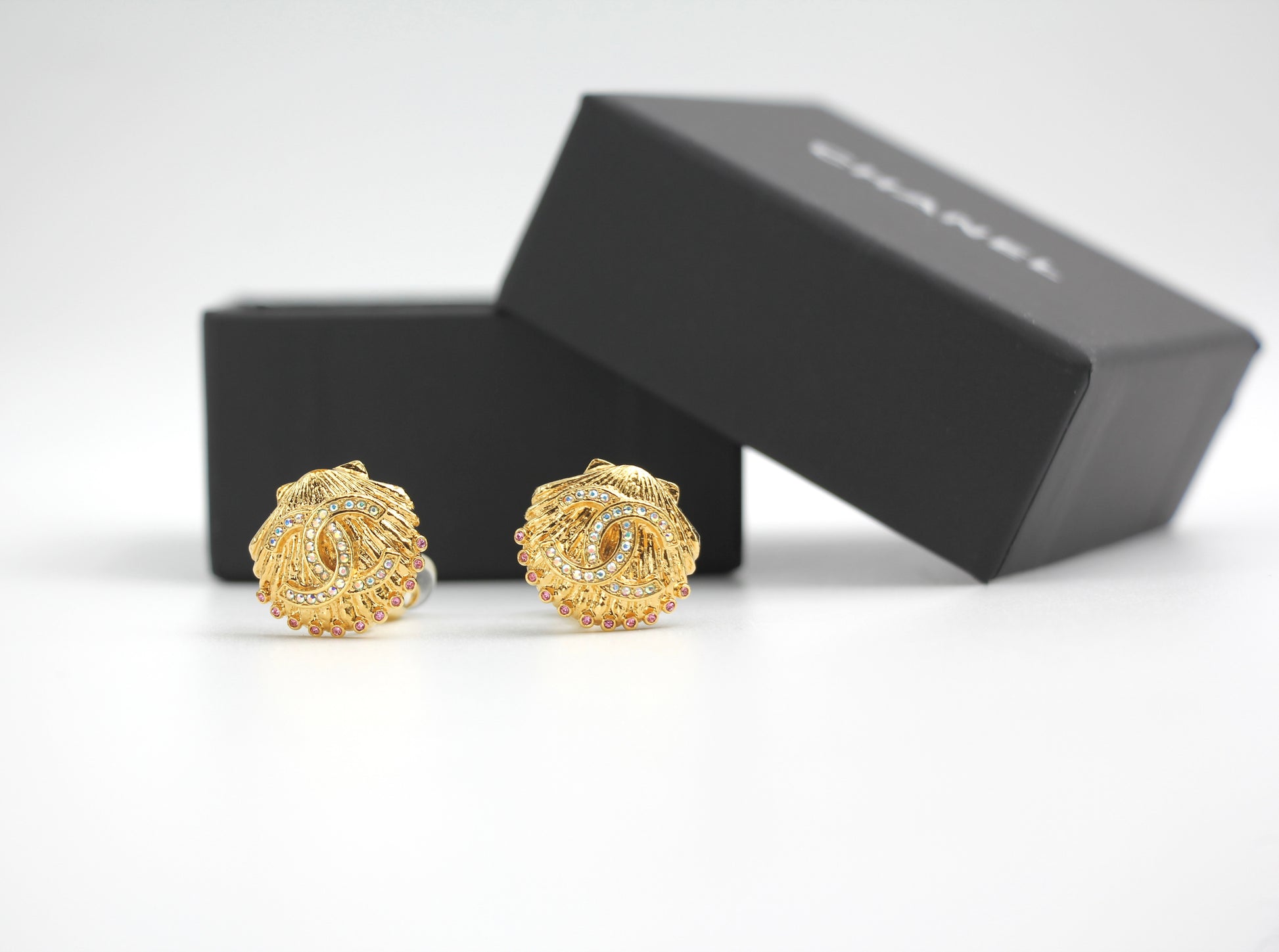 CHANEL Chanel G23C Metal Shell Vic Gift Earrings - Onesize earrings - Secondhand luxury from Wararni