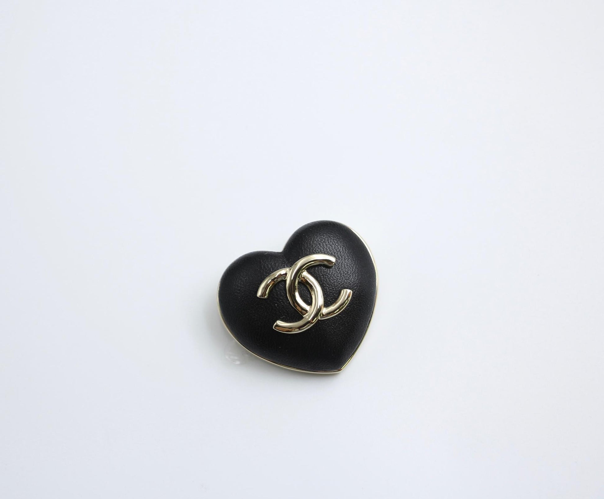 CHANEL Chanel Vintage 22K Light Gold Metal And Black Leather Heart Brooch - Onesize Fashion Jewellery - Used fashion item from Wararni