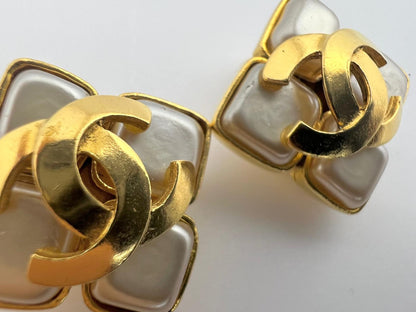 Chanel 1995 Pearl Rhombic Gold Plated Earrings Clip On