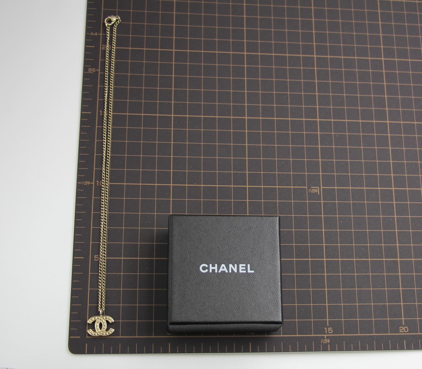 Chanel Vintage 07V Metallic Silver Cc Necklace