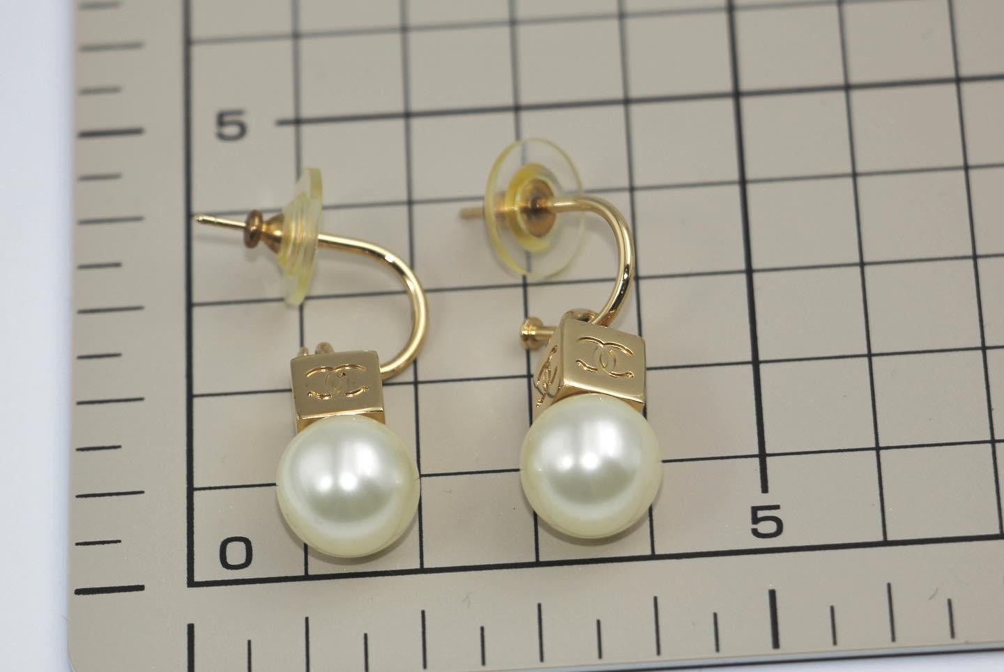 Chanel Vintage 02 Imitation Pearl Gold Square Cc Drop Earrings